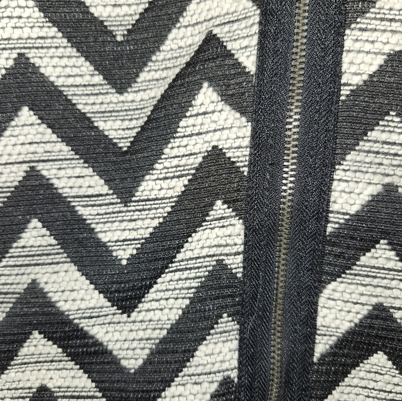 Knit chevron  black and white miniskirt - Picture 7 of 9